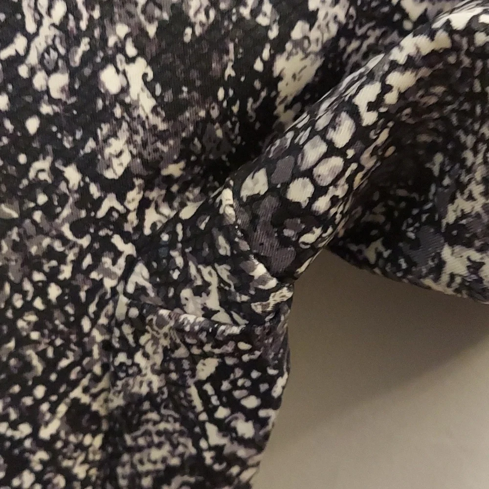 NEW SPANX Snakeskin Print Faux Leather Leggings sz M